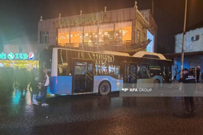 Biləcəridə sərnişin avtobusu iki minik avtomobili ilə toqquşub - FOTO