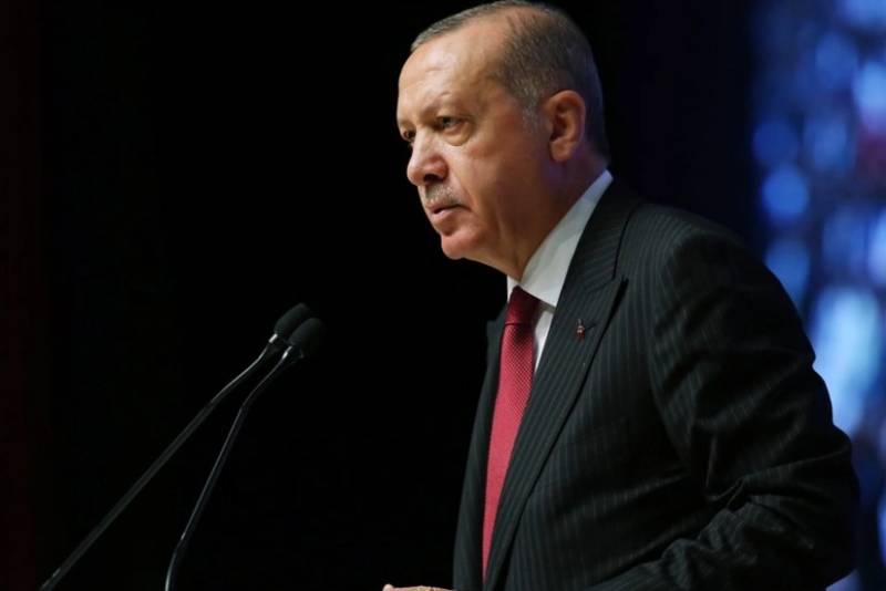 Ərdoğan təyyarə qəzasında həlak olan hərbçinin atasına başsağlığı verib