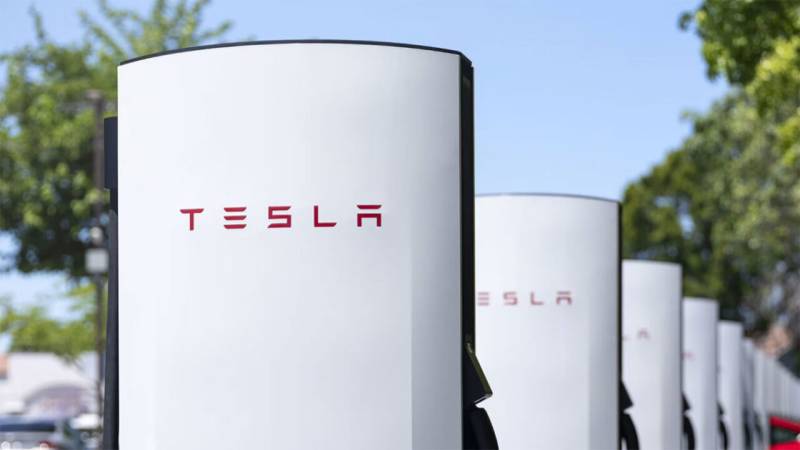 Tesla Kaliforniyada Ginnes Rekordçusu: 164 Nöqtəli Ən Böyük Şarj Stansiyası Tam Fəaliyyətdə