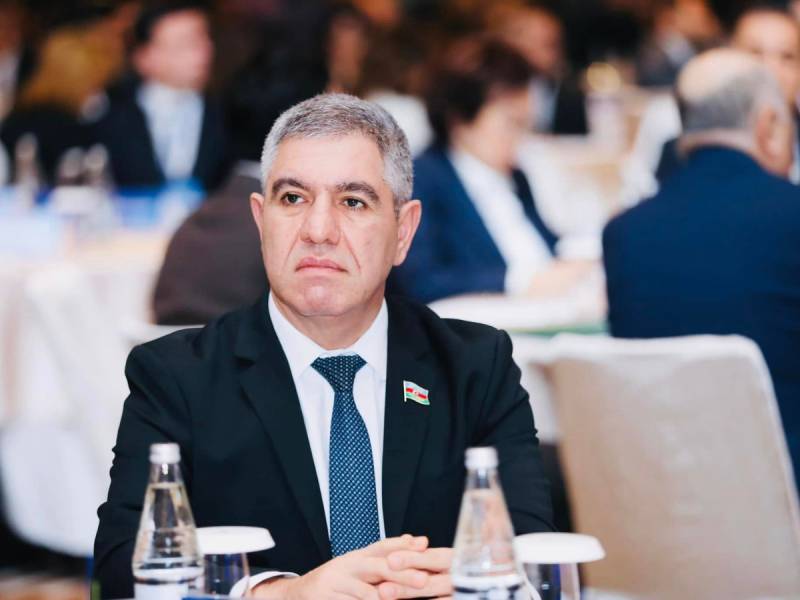 Dövlət qulluqçuları 2 min manatadək ortaaylıq əməkhaqqı alırlar