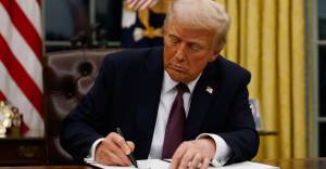 Donald Tramp Federal Hökumətə Süni İntellekt Qaydaları üzərində Yeganə Səlahiyyət Verən Fərmanı Nəzərdən Keçirir Xəbər şəkili