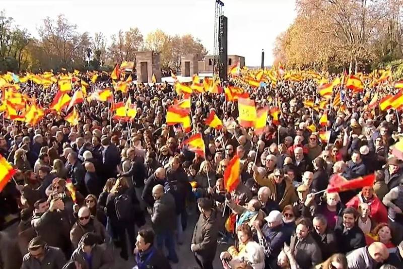 Madriddə on minlərlə insan növbədənkənar parlament seçkiləri tələbi ilə etiraz aksiyası keçirib