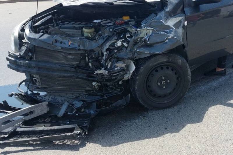 Sumqayıtda avtomobil işıq dirəyinə çırpılaraq aşıb