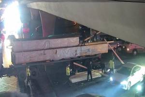 “20 Yanvar” dairəsində maşından yola dağılan yük sıxlıq yaradıb - FOTO