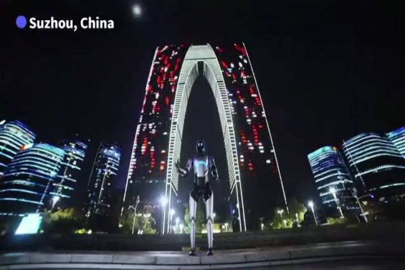Çində humanoid robot 100 km yol qət edərək dünya rekordunu yeniləyib - VİDEO