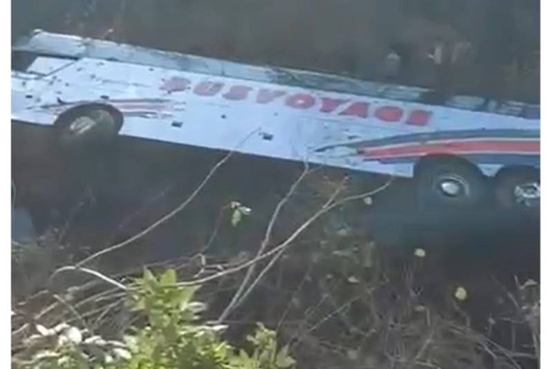 Ermənistanda avtobus aşıb, 18 nəfər xəsarət alıb