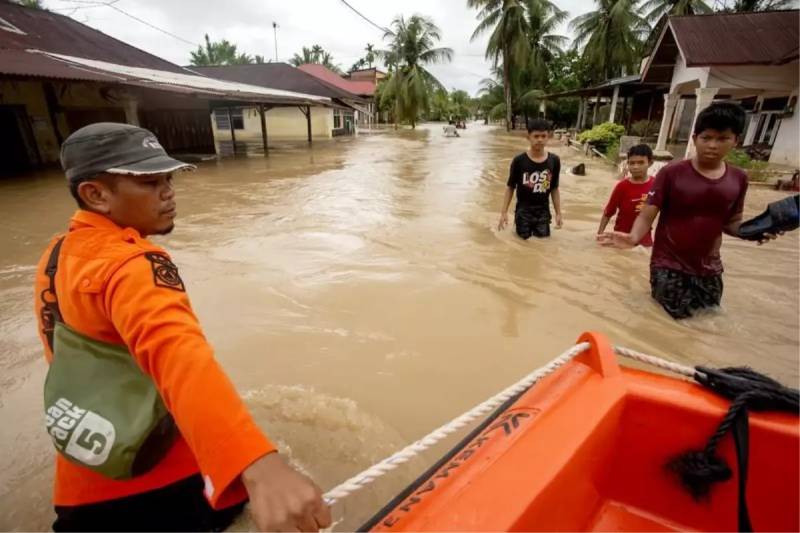 Şiddətli Yağışlar İndoneziyanın Sumatra Adasını Vurub: 10 Ölü, İtkinlər Var
