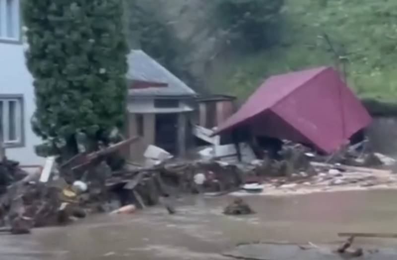 İndoneziyada daşqın və torpaq sürüşməsi: çoxlu sayda həlak olan var