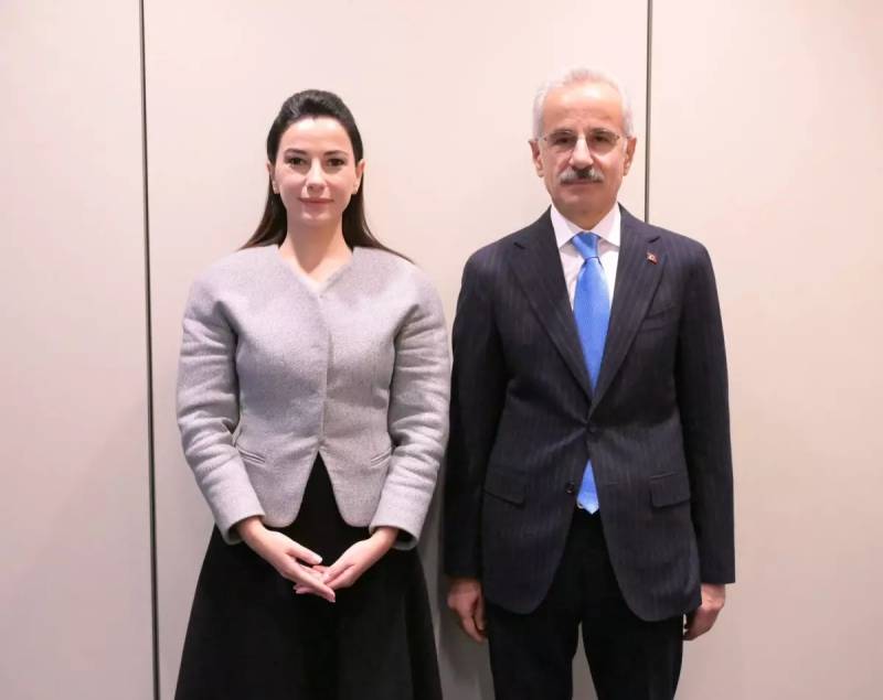 Türkiyə Nəqliyyat Naziri Londonda Gürcüstanlı Həmkarı ilə Strateji Əlaqələri Danışdı
