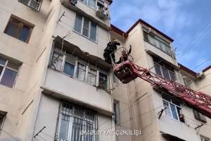 Bakıda binada köməksiz vəziyyətdə qalan şəxs xilas edilib - VİDEO Xəbər şəkili