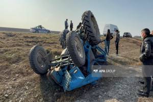 Ucarda traktorla maşın toqquşub, xəsarət alanlar var - FOTO Xəbər şəkili