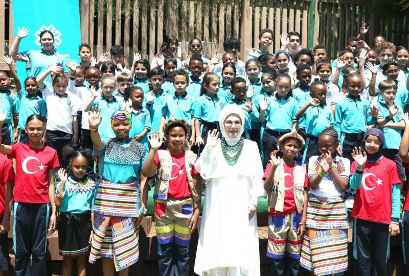 Əminə Ərdoğan Cənubi Afrikada Beynəlxalq Maarif Məktəbinə baş çəkib