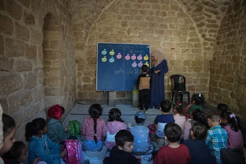 Qəzzada Təhsil Həyatı Bərpa Olunur: Məktəblər Dağıdılıb, Şagirdlər Yerdə Oturur