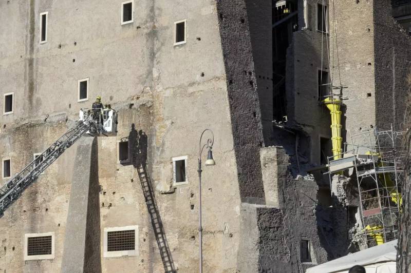 Romada Tarixi Torre dei Conti Qülləsində Bərpa Zamanı Çökmə - Həlak Olan İşçi