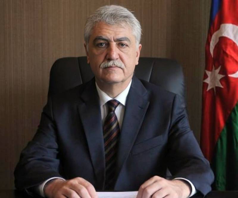 Elçibəyin silahdaşıdır, 25 ildir səfir işləyir - FOTO