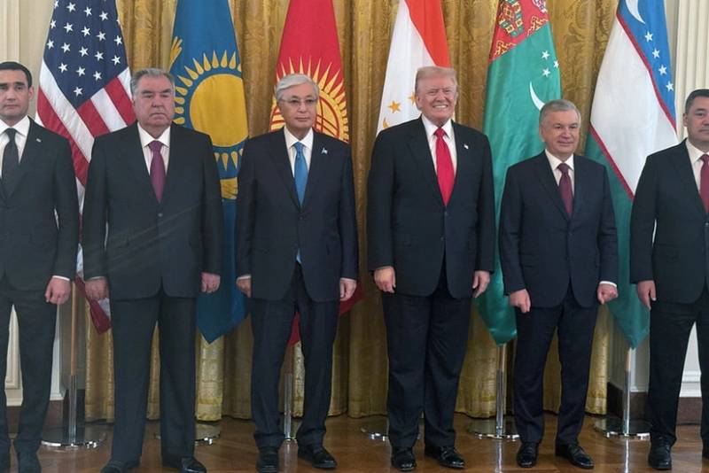 Donald Tramp Mərkəzi Asiyanın beş ölkəsi ilə sammitin nəticələrini paylaşıb