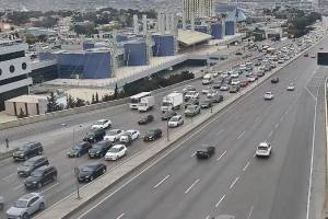 Bakının bir sıra yollarında nəqliyyatın sıxlığı müşahidə olunur Xəbər şəkili