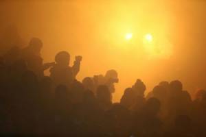 İsveçdə futbol matçı azarkeşlərin qazonu yandırması səbəbindən dörd saat davam edib