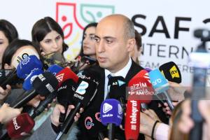 Emin Əmrullayev: Saat hesabı maaş sistemindən uzaqlaşmalıyıq