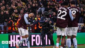 Donyell Malenə Stəkan Dəydi: Azarkeş Qarşıdurması "Aston Villa" - "Yanq Boys" Matçını Dayandırdı Xəbər şəkili