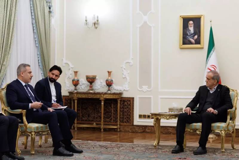 Türkiyənin XİN rəhbəri Hakan Fidan Tehranda İran Prezidenti Məsud Pezeşkiyanla görüşdü