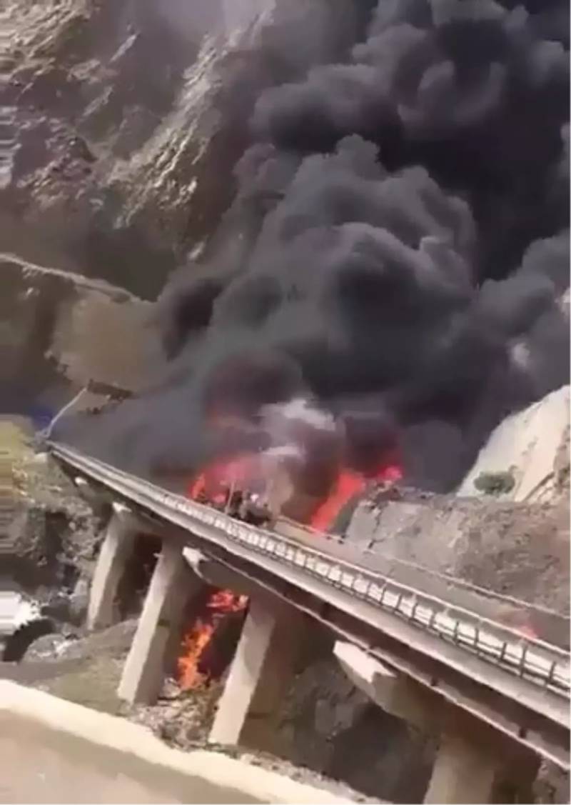 Mədinə yaxınlığında dəhşətli qəza: Ümrə zəvvarlarını daşıyan avtobus tankərə çırpıldı, 45 nəfər öldü