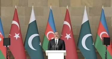 İlham Əliyev paradda çıxış edir