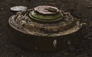 Laçında Müdafiə Nazirliyinin hərbi qulluqçusu minaya düşərək ağır yaralanıb