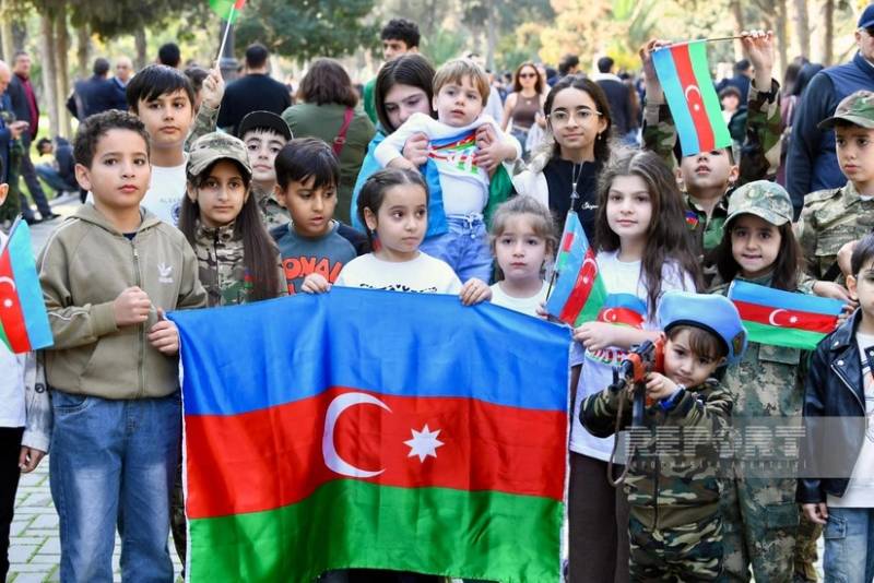 Bakı sakinləri Zəfərin beşinci ildönümünü qeyd edir - YENİLƏNİB