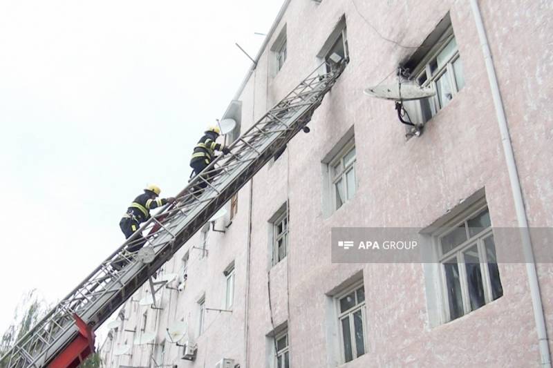 Sumqayıtda yaşayış binasında yanğın olub, 21 nəfər təxliyə olunub