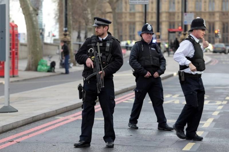 İngiltərədə qatarda bıçaqlı hücum nəticəsində bir neçə nəfər yaralanıb