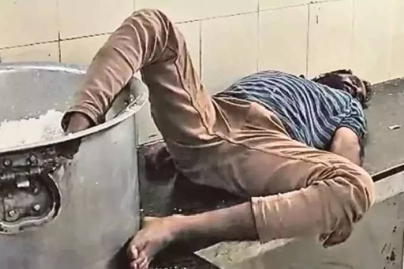 Hindistanda Tələbə Yataqxanasında Dəhşətli Gigiyena Qalmaqalı: Sərxoş Gözətçi Ayağını Düyü Qazanına Salaraq Yatdı