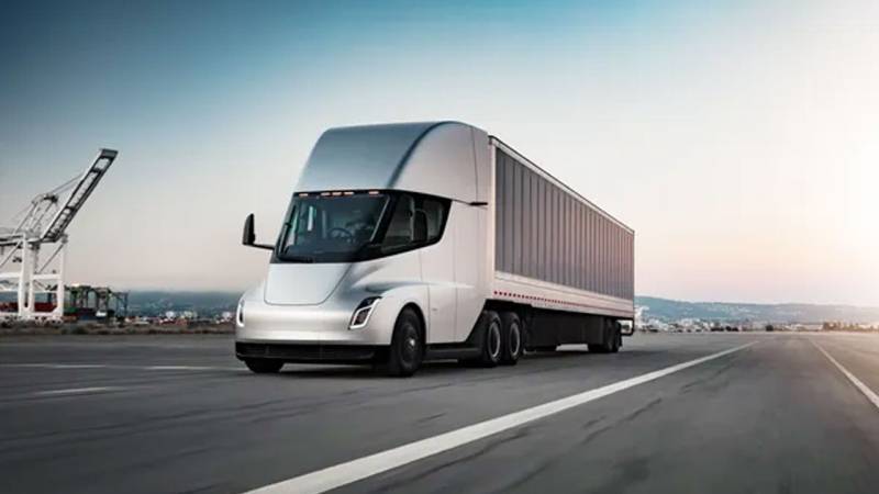 Tesla Semi Yük Maşını Yeniləndi: Dizayn Dəyişiklikləri və Kütləvi İstehsalın Yeni Tarixi