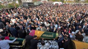 Kocaeli Faciəsi Qurbanlarının Dəfni: Tabutların Üzərindəki Ürək Dağlayan Detal Xəbər şəkili