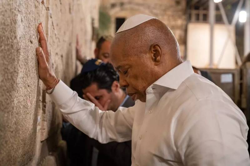 Nyu York meri Erik Adamsın Mübahisəli Vida Səfəri: İsrailə Ziyarət və Mamdani Xəbərdarlığı