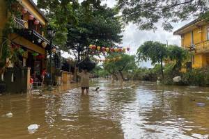 Vyetnamın mərkəzində baş verən daşqınlar nəticəsində 40-dan çox insan ölüb