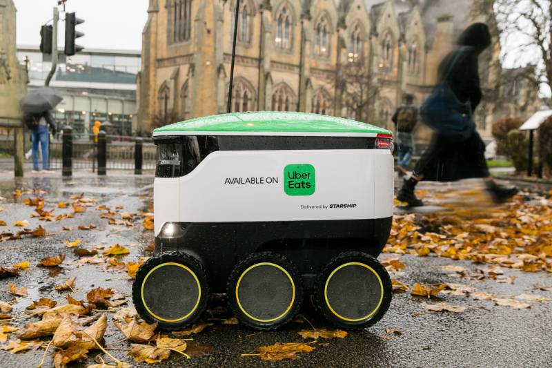 Uber Eats və Starship Əməkdaşlığı: Böyük Britaniyada Yemək Çatdırılmasına Robotlar Başlayır