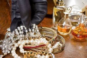 Bakıda xadimə çalışdığı evdən 5 min manatlıq qızıl oğurlayıb Xəbər şəkili