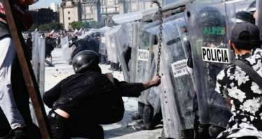 "Z nəsli" etiraza qalxdı - 100-dən çox polis yaralandı