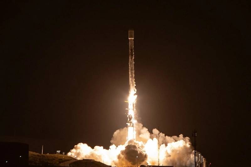 "Falcon 9" raketi Cənubi Koreyanın beşinci casus peykini uğurla orbitə çıxarıb