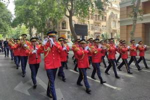 Bakıda hərbi orkestrlərin müşayiəti ilə yürüşlər təşkil edilir