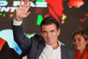 Boliviyanın yeni Prezidenti Rodriqo Pas and içib Xəbər şəkili