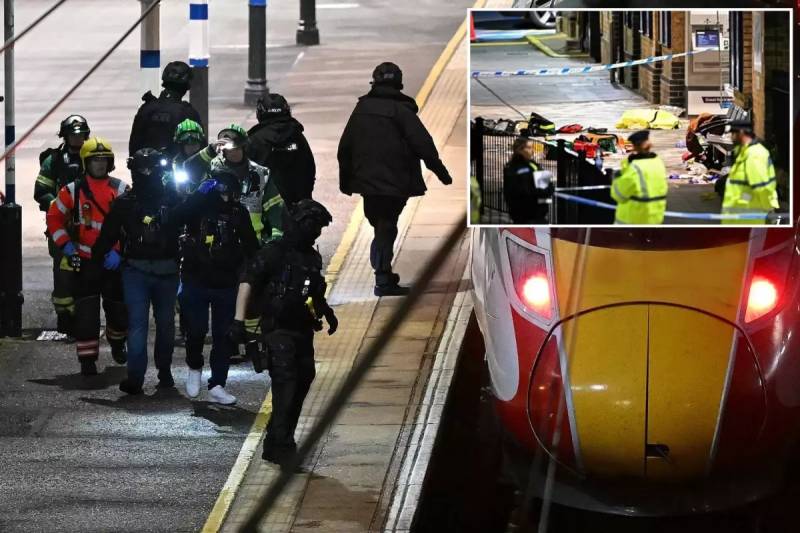 Böyük Britaniyada qatarda bıçaqlı hücum: 9-u ağır olmaqla 10 nəfər yaralanıb, iki şübhəli saxlanılıb