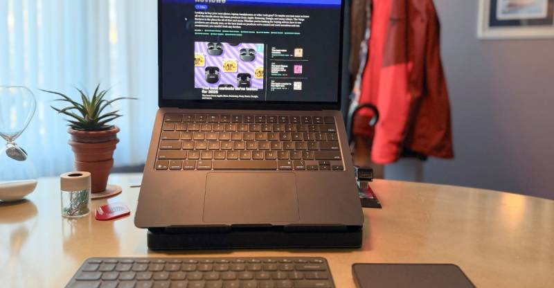 Noutbuk İstifadəçiləri Üçün Lazımlı Aksesuar: Logitech Casa Dəsti $30 Endirimlə Satılır