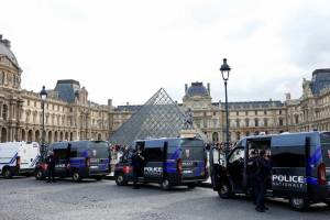 Luvr soyğunçuluğunda şübhəli bilinənlər "Paris" - "Lion" matçında həbs olunub Xəbər şəkili