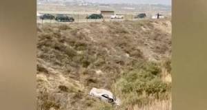 Paytaxtda avtomobil dərəyə aşdı -VİDEO