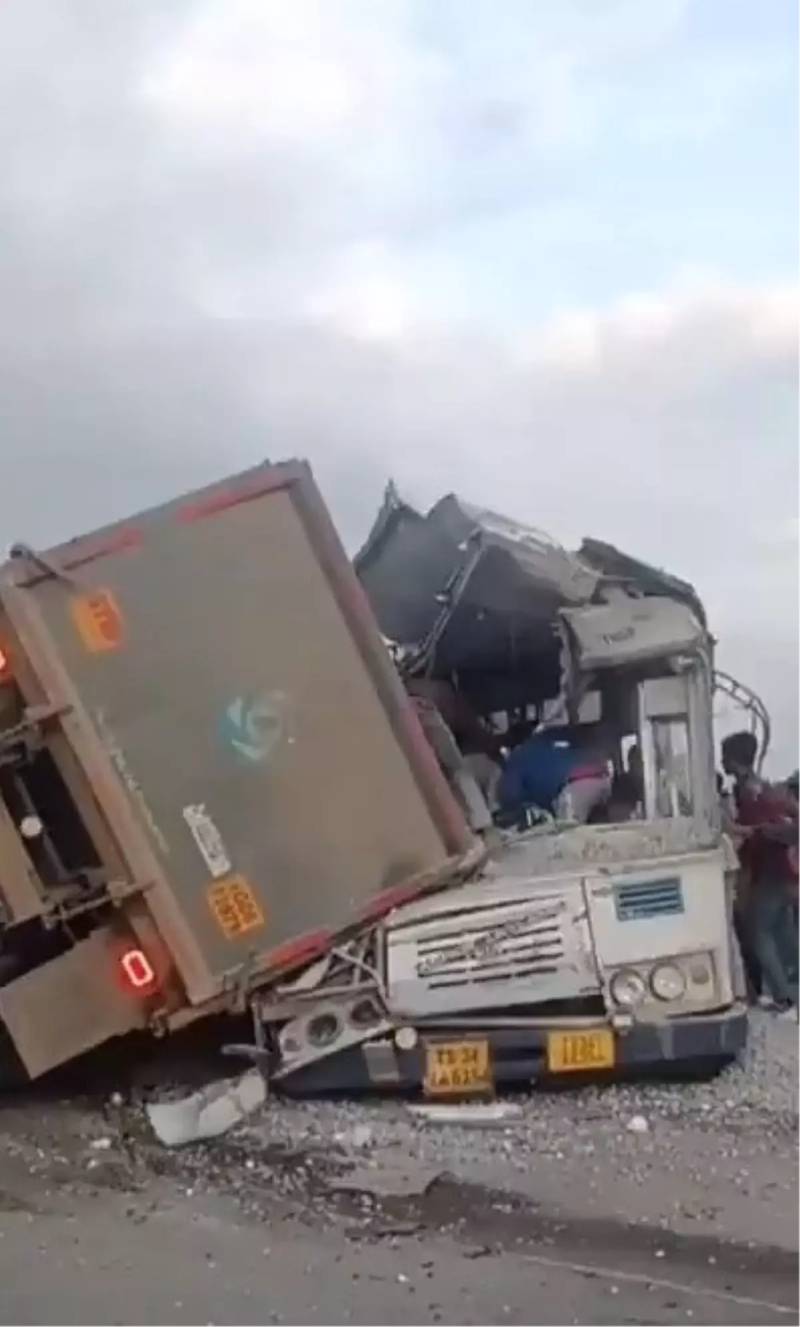 Hindistanda Dəhşətli Qəza: Telangana Ştatında Avtobusla Yük Maşını Toqquşdu - 20 Adam Həlak Oldu