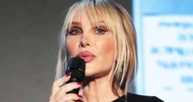 Müğənni nazirə səsləndi: “Mənə təyyarə verin”