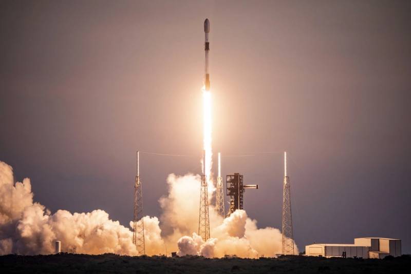 "SpaceX" internet peyklərinin yeni qrupunu orbitə çıxarıb