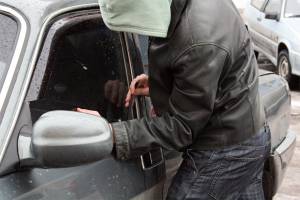 Bakıda avtomobildən 6500 manat oğurlanıb